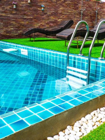 Astuces pour intégrer une piscine dans un espace jardin réduit