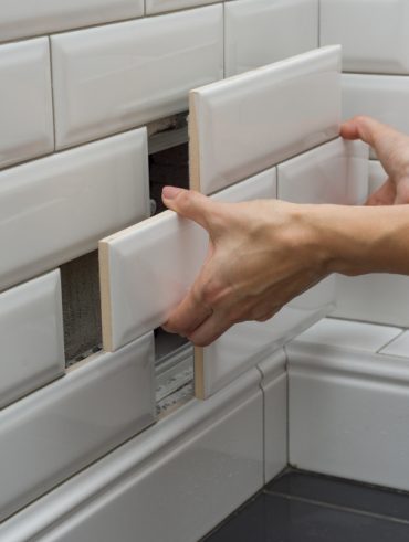 Tout savoir sur l'adhésif carrelage pour salle de bain