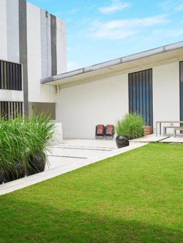 avantages et conseils d'entretien de la Terrasse en gazon synthétique