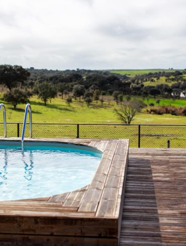 conseils et astuces pour aménager une piscine hors sol sur une terrasse en bois